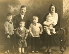 Uncle Herman & Aunt Frieda with their first 4 children.jpg